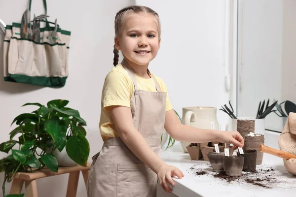 Kleines Mädchen Steckt Karten Mit Den Namen Von Gemüsesamen Torftöpfe — Stockfoto