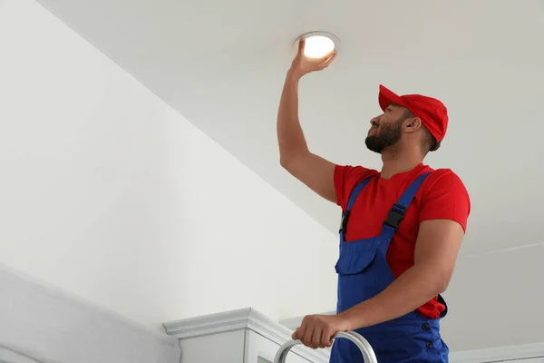 Eletricista Reparando Lâmpada Teto Dentro Casa Visão Baixo Ângulo Espaço — Fotografia de Stock