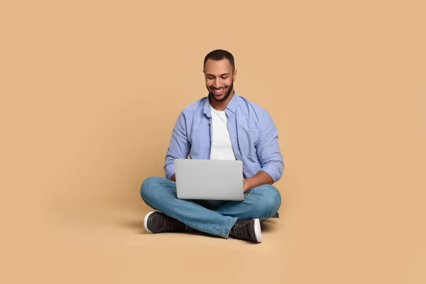 Sorrindo Jovem Trabalhando Com Laptop Fundo Bege — Fotografia de Stock