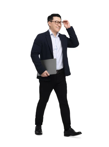 Üzletember Öltönyben Laptop Séta Fehér Háttér — Stock Fotó