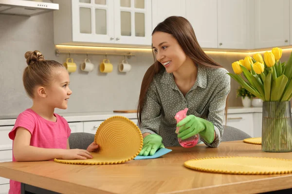 Limpeza Primavera Mãe Filha Arrumando Cozinha Juntos — Fotografia de Stock