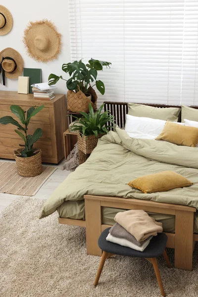 Cómoda Cama Hermosas Plantas Interior Verdes Dormitorio —  Fotos de Stock