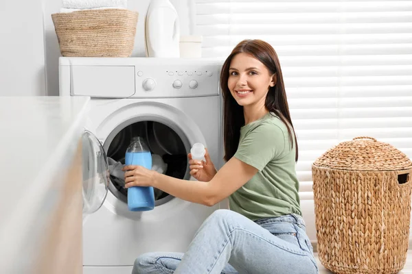 Mulher Derramando Amaciador Tecido Máquina Lavar Roupa Banheiro — Fotografia de Stock