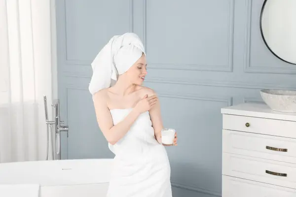 Όμορφη Νεαρή Γυναίκα Εφαρμογή Κρέμα Σώματος Στον Ώμο Στο Μπάνιο — Φωτογραφία Αρχείου