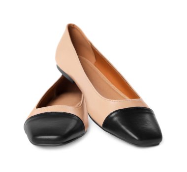 Beyaz arkaplanda yeni moda kare parmak bale ayakkabıları.