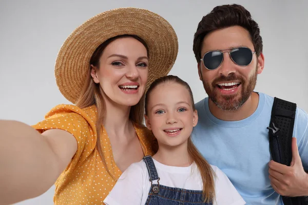 Familia Feliz Tomando Selfie Sobre Fondo Gris Claro — Foto de Stock