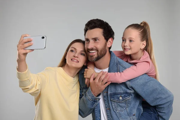 Ευτυχισμένη Οικογένεια Που Παίρνει Selfie Ανοιχτό Γκρι Φόντο — Φωτογραφία Αρχείου