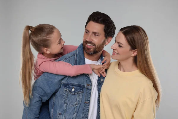 Porträtt Lycklig Familj Ljusgrå Bakgrund — Stockfoto