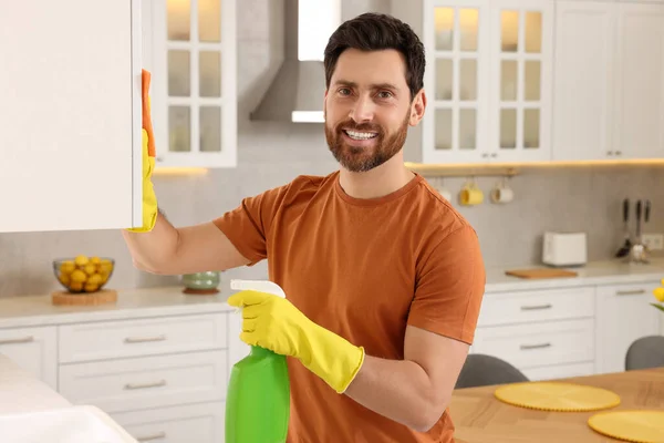 Spring Cleaning Man Tidying Kitchen Home — Stock Photo, Image