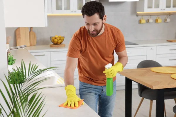Voorjaarsschoonmaak Man Opruimen Keuken Thuis — Stockfoto