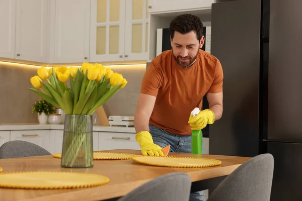 Voorjaarsschoonmaak Man Opruimen Keuken Thuis — Stockfoto
