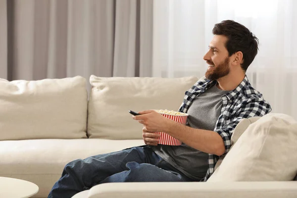 Homme Heureux Regarder Télévision Avec Pop Corn Sur Canapé Intérieur — Photo