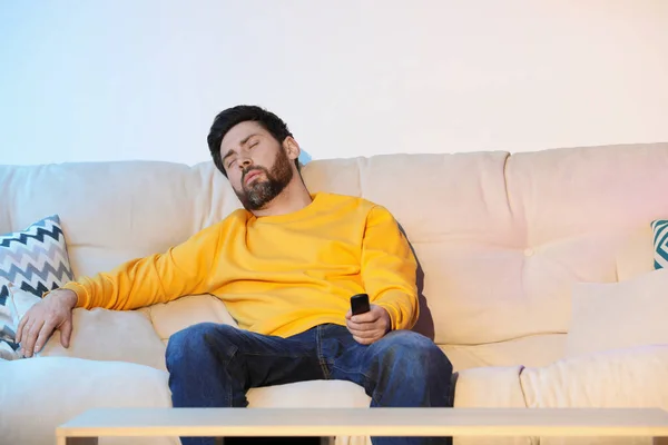 男人在沙发上看电视的时候睡觉 — 图库照片