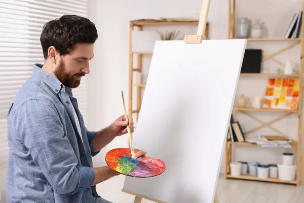 Homem Com Pintura Pincel Paleta Estúdio Usando Cavalete Para Segurar — Fotografia de Stock