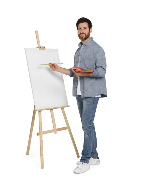 Szczęśliwy Człowiek Malowaniem Pędzlem Białym Tle Używając Sztalugi Trzymania Płótna — Zdjęcie stockowe