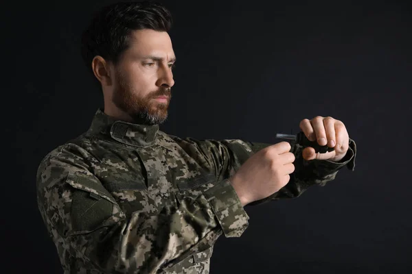 Στρατιώτης Βγάζει Την Περόνη Ασφαλείας Από Χειροβομβίδα Μαύρο Φόντο Στρατιωτική — Φωτογραφία Αρχείου