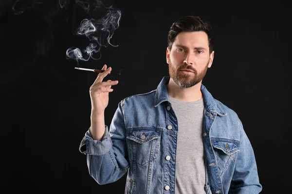 Homem Usando Suporte Cigarro Para Fumar Fundo Preto Espaço Para — Fotografia de Stock