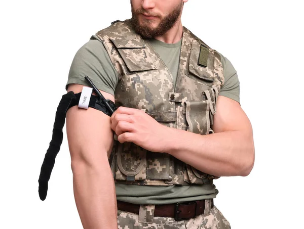 Voják Vojenské Uniformě Nanášení Lékařské Škrtidlo Paži Proti Bílému Pozadí — Stock fotografie