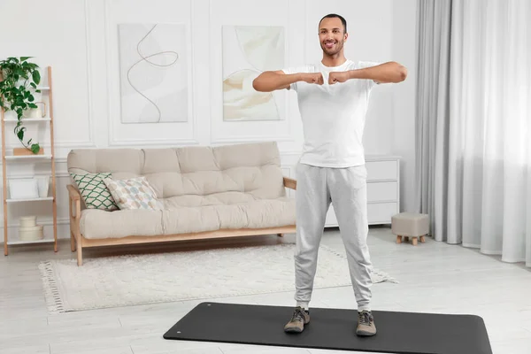 Muž Dělá Ranní Cvičení Fitness Podložku Doma — Stock fotografie