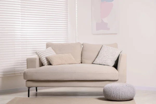 Sofa Lembut Dengan Bantal Ruang Tamu Desain Interior — Stok Foto