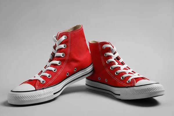 Ζεύγος Νέων Καλαίσθητων Κόκκινων Sneakers Ανοιχτό Γκρι Φόντο — Φωτογραφία Αρχείου