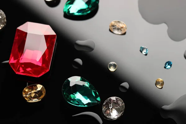 Diferentes Pedras Preciosas Bonitas Para Jóias Superfície Escura Com Gotas — Fotografia de Stock