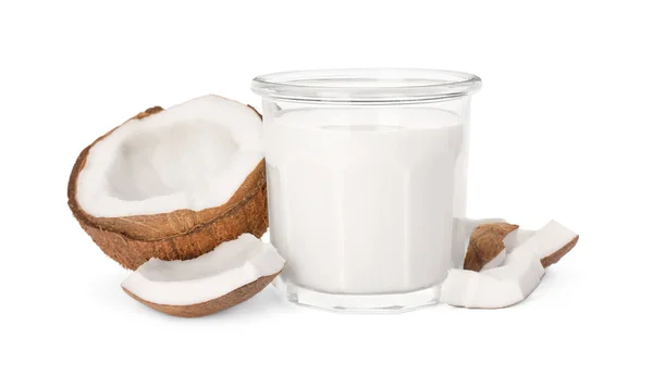 白い背景においしいビーガンミルクとココナッツの作品のガラス — ストック写真