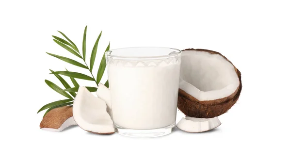 Szklanka Pysznego Mleka Wegańskiego Kawałki Orzechów Kokosowych Zielone Liście Białym — Zdjęcie stockowe