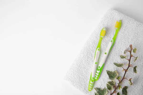 Light Green Toothbrushes Terry Towel Ivy White Background Top View — Stock Photo, Image
