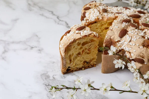Delicioso Pastel Paloma Pascua Italiana Colomba Pasqua Tradicional Flores Mesa — Foto de Stock