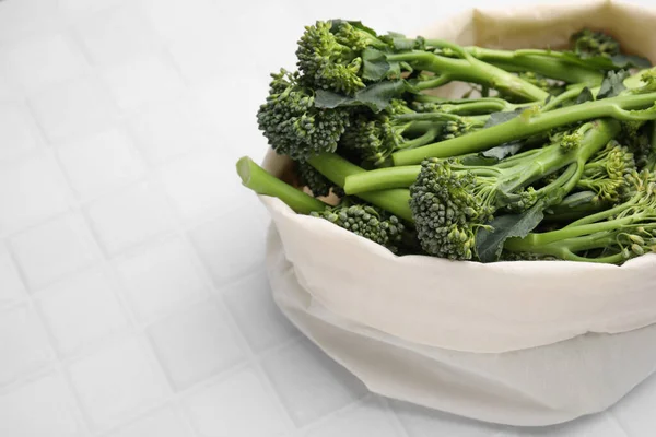 Tas Dengan Brokolini Mentah Segar Atas Meja Ubin Putih Closeup — Stok Foto