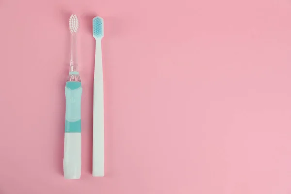 Escovas Dentes Elétricas Plásticas Fundo Rosa Flat Lay Espaço Para — Fotografia de Stock