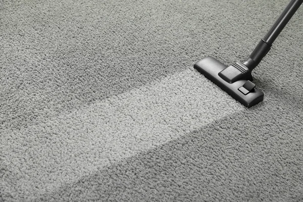 Vacuuming Karpet Abu Abu Bersihkan Area Setelah Menggunakan Perangkat Ruang — Stok Foto