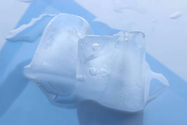Кришталево Чисті Кубики Льоду Світло Блакитному Фоні Крупним Планом — стокове фото