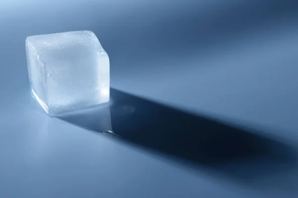 Cubo Gelo Cristalino Fundo Azul Claro Espaço Para Texto — Fotografia de Stock
