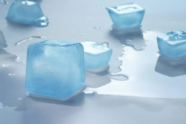 Кришталево Чисті Кубики Льоду Світло Блакитному Фоні — стокове фото
