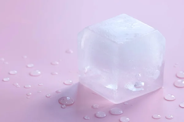 Cubo Ghiaccio Cristallino Sfondo Rosa Chiaro Primo Piano Spazio Testo — Foto Stock