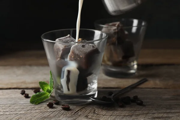 Milch Glas Mit Köstlichem Eiskaffee Minze Und Bohnen Auf Holztisch — Stockfoto