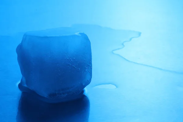 Κρύσταλλο Σαφές Παγάκι Γαλάζιο Φόντο Χώρος Για Κείμενο Εφέ Χρωματικού — Φωτογραφία Αρχείου