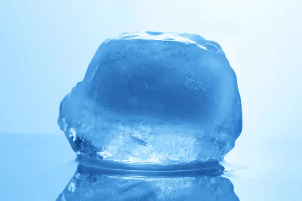 Kristallklar Iskub Ljusblå Bakgrund Närbild Färgtoneffekt — Stockfoto