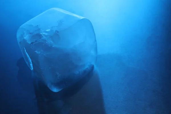 Kristallklar Iskub Ljusblå Bakgrund Närbild Och Utrymme För Text Färgtoneffekt — Stockfoto