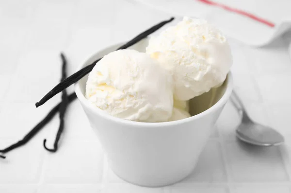 Вкусное Мороженое Ванильные Стручки Белом Плиточном Столе Крупным Планом — стоковое фото