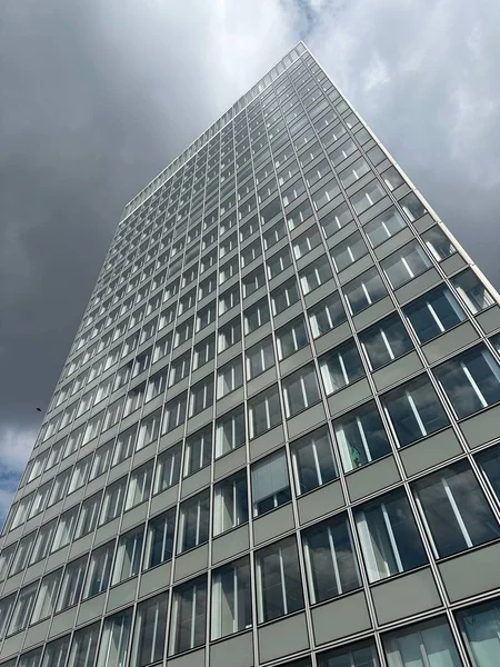 曇りの日に屋外の美しい高層ビル 低角度ビュー — ストック写真