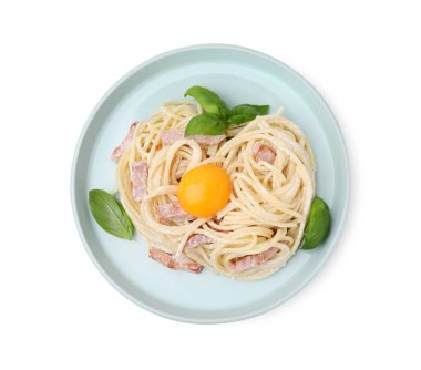 Bir tabak leziz Carbonara makarnası. Yumurta sarısı beyaza izole edilmiş.