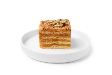 Beyaz arka planda cevizli katmanlı ballı kek.