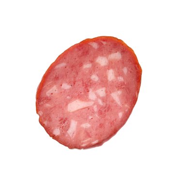 Beyaz üzerine izole edilmiş lezzetli füme sosis dilimi.