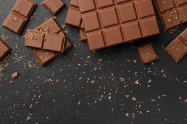 Gri masadaki lezzetli çikolata parçaları, düz uzanıyordu. Metin için boşluk