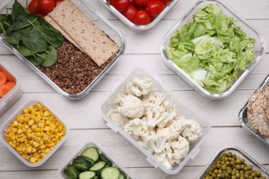 Cam ve plastik kaplar beyaz ahşap masa üzerinde farklı taze ürünler, düz yatıyordu.