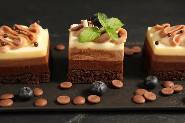 Cijfers Van Triple Chocolate Mousse Cake Zwarte Tafel Close — Stockfoto