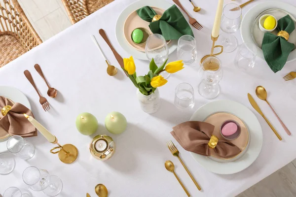 Εορταστικό Τραπέζι Του Πάσχα Βαμμένα Αυγά Αναμμένα Κεριά Και Κίτρινες — Φωτογραφία Αρχείου